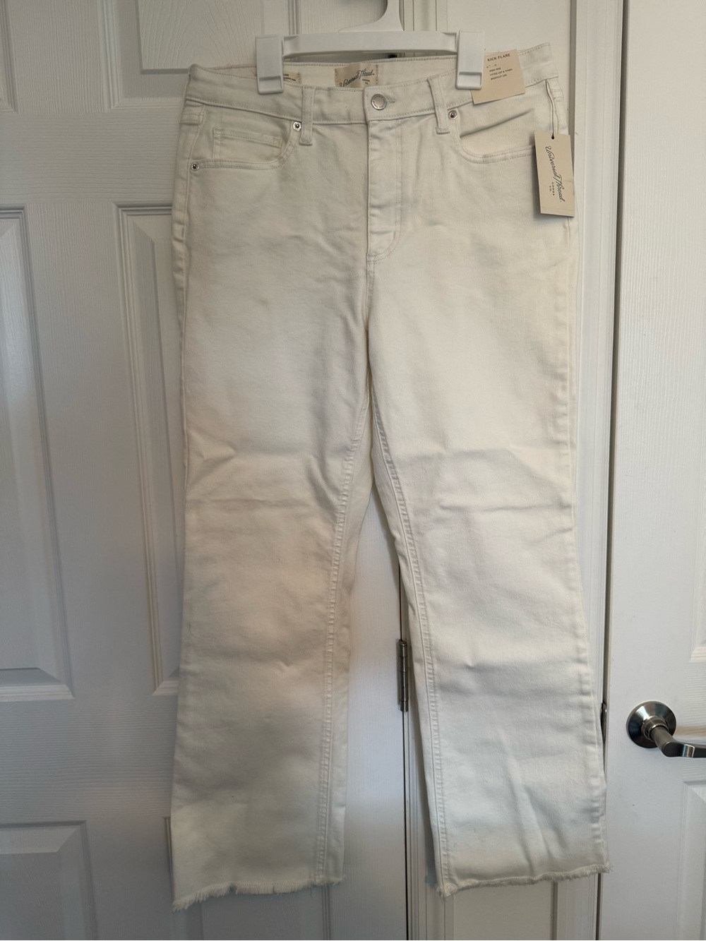 Universal Thread Women's Cropped Straight-Leg Jeans in Off-White with Frayed Hem